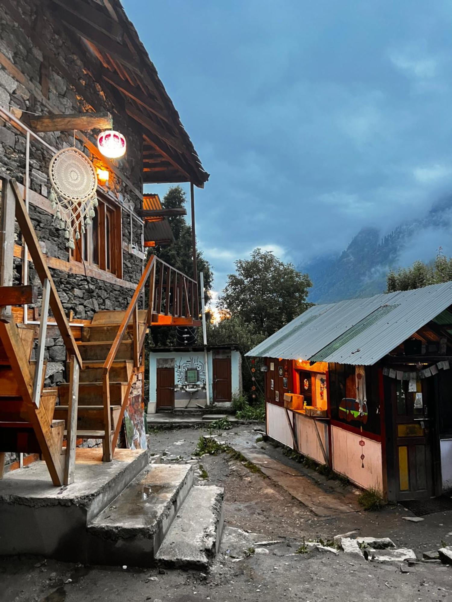 Old Brahma Homestay Kalgha Buitenkant foto