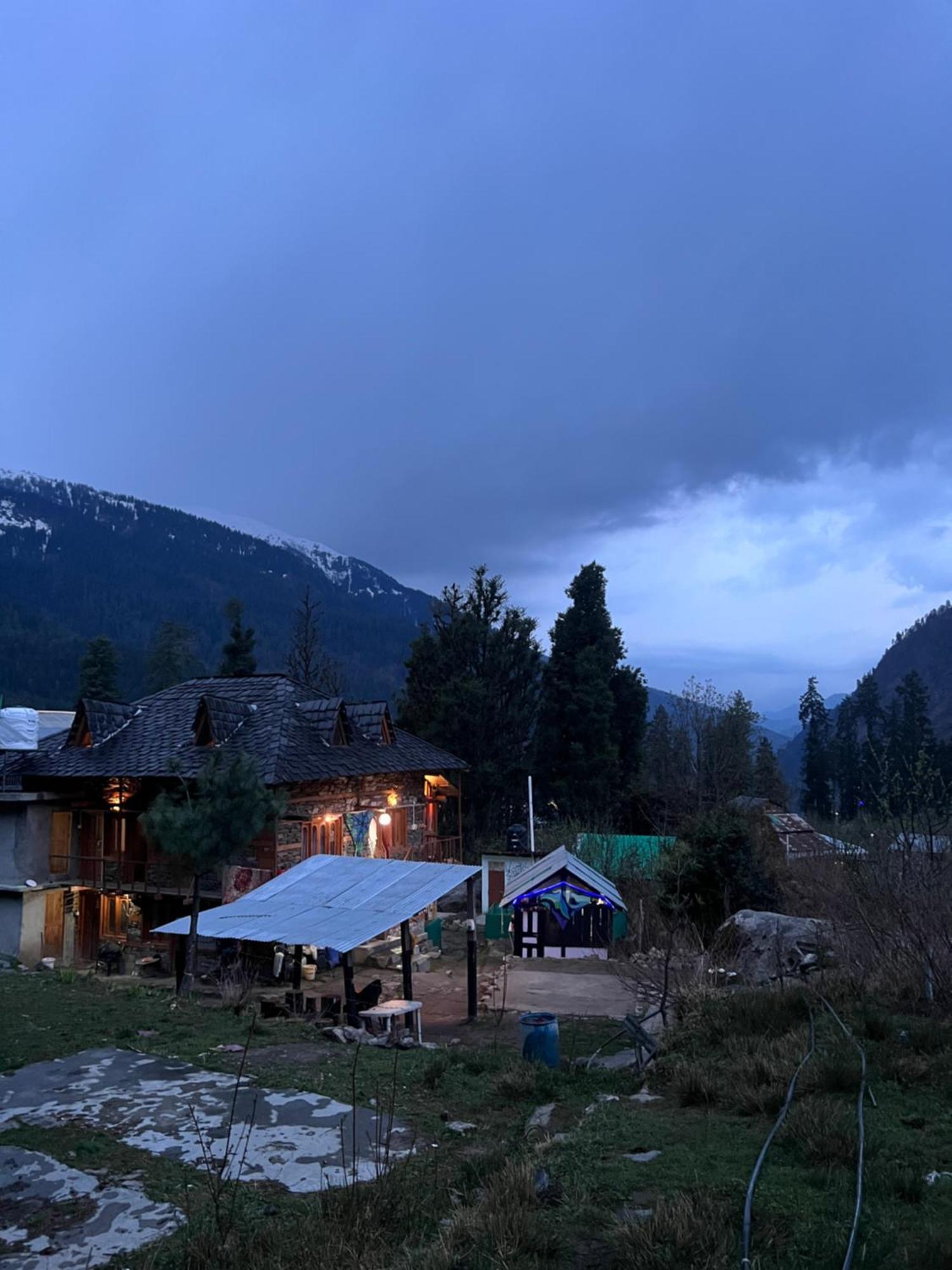 Old Brahma Homestay Kalgha Buitenkant foto